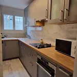 Steps From Montmartre Charming & Spacious 2-3 파리